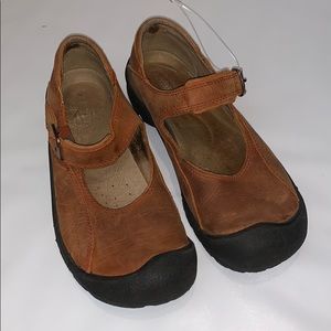 Keen sz 7.5 Mary Janes Clay Nubuck Leather